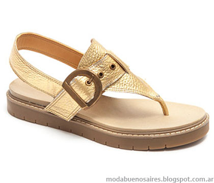 Moda sandalias bajas verano 2015 en tonos dorados.