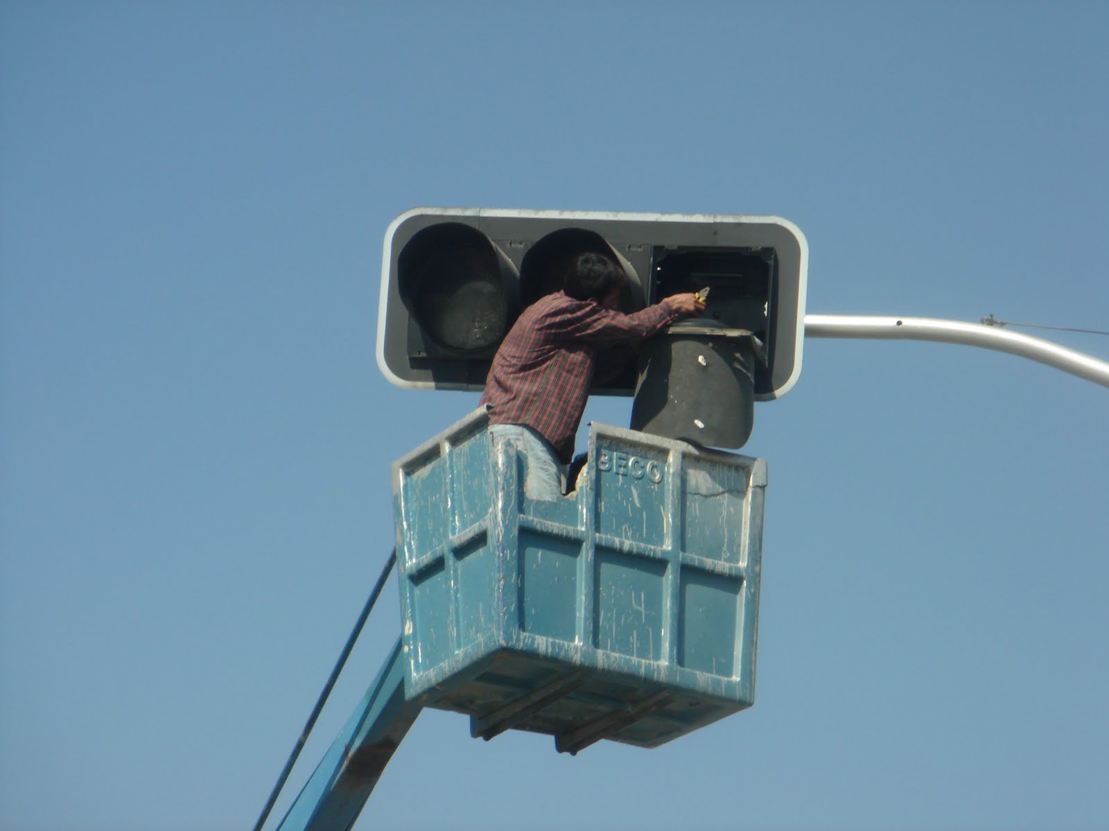 zulekha101 How to Change a Light bulb on a busy intersection