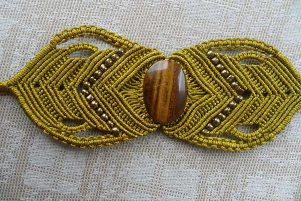 Merajut Macrame dan membuat Gelang macrame