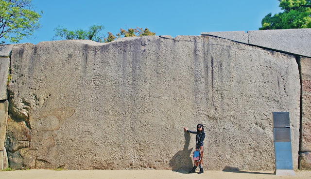 'Takoishi Stone' (Octopus Stone) is the most gigantic granite boulders in Osaka Castle www.meheartseoul.blogspot.com | Osaka Castle (大坂城)