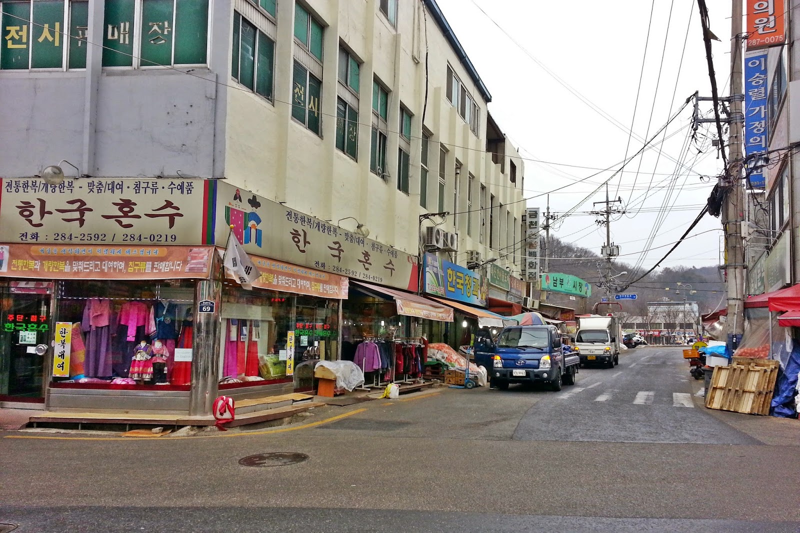 Just walk straight along these shop houses, you'll reach Nambu market. Jeonju Hanok Village Slow City | meheartseoul.blogspot.com