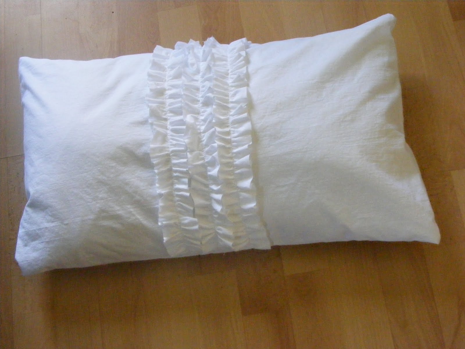 The Complete Guide to Imperfect Homemaking: Tutorial: Quick and Easy throw pillows from a bedsheet