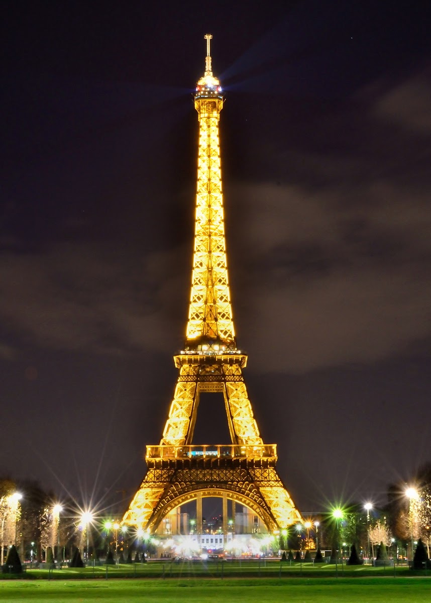 essay on eiffel tower in french language