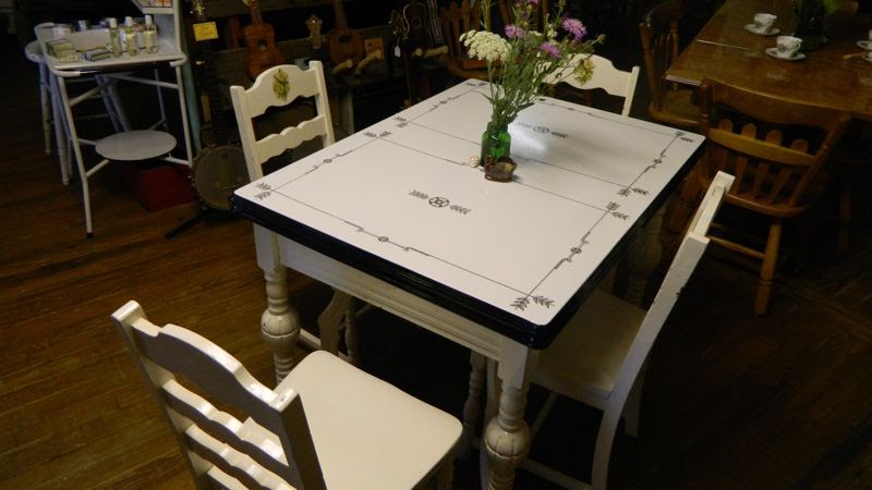 The Wildwood Flower: Some of Our Enamel Table Selection