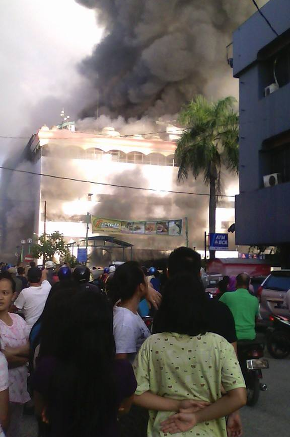 INI FOTO - FOTO Dan Video Medan Plaza Terbakar,Damkar Medan Kemana ? INI FOTO - FOTO Dan Video Medan Plaza Terbakar,Damkar Medan Kemana ?