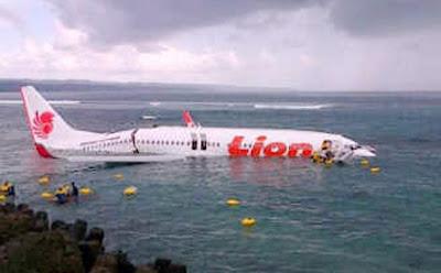 Gambar Pesawat Lion Air Jatuh di Laut Bali Gambar Pesawat Lion Air Jatuh di Laut Bali