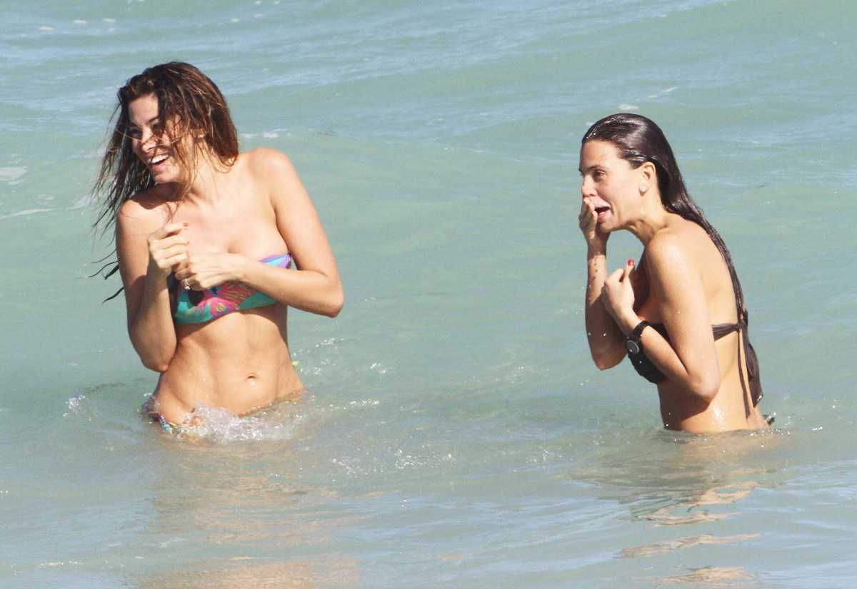http://4.bp.blogspot.com/-Op333KVLD4A/TuCDCfqUDwI/AAAAAAAAnzk/Cjfra_uMl-Y/s1600/Aida+Yespica%25E2%2580%2599s+Perfect+Thong+Bikini+Curve+in+Miami+Beach+17.jpg
