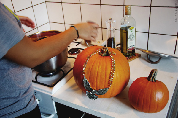aliciasivert, alicia sivertsson, harry potter halloween party, fest, pumpa, pumpor, pumpkins, fawkes, fågel fenix, necklace, halsband, spis, stove