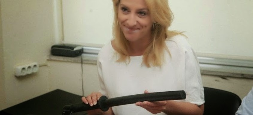 Η Ρένα Δούρου εντυπωσιάζεται από το κλεμένο κλομπ από τα ΜΑΤ που της χάρισαν οι συνδικαλιστές..και το επεξεργάζεται με προσοχή .. Η Ρένα Δούρου εντυπωσιάζεται από το κλεμένο κλομπ από τα ΜΑΤ που της χάρισαν οι συνδικαλιστές..και το επεξεργάζεται με προσοχή ..