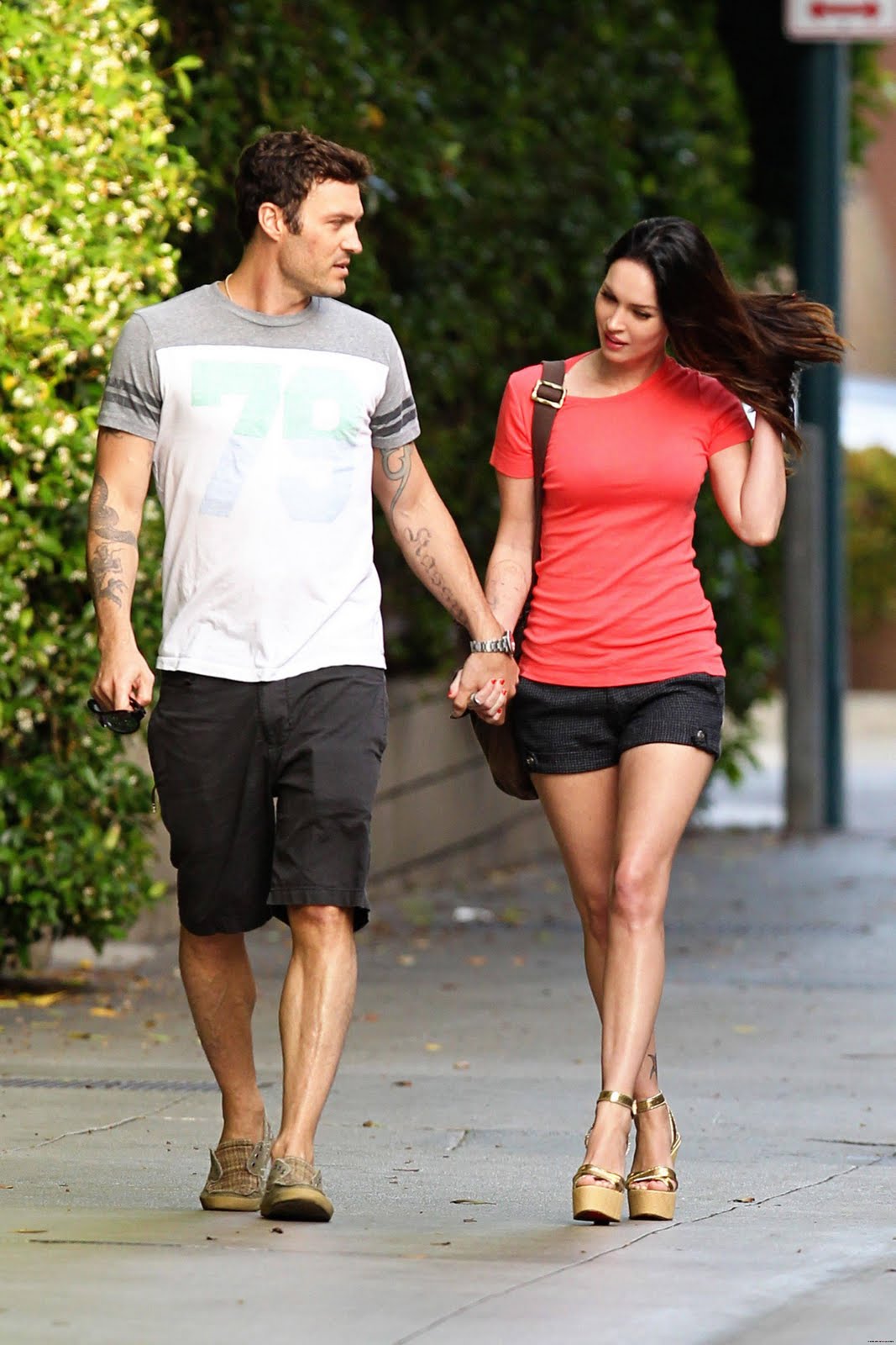 http://4.bp.blogspot.com/-OpeCU4zOlvk/TjDOGZlbbyI/AAAAAAAACS4/6sP_2cwUtb4/s1600/Megan+Fox+out+in+Santa+Monica+%25281%2529.jpg