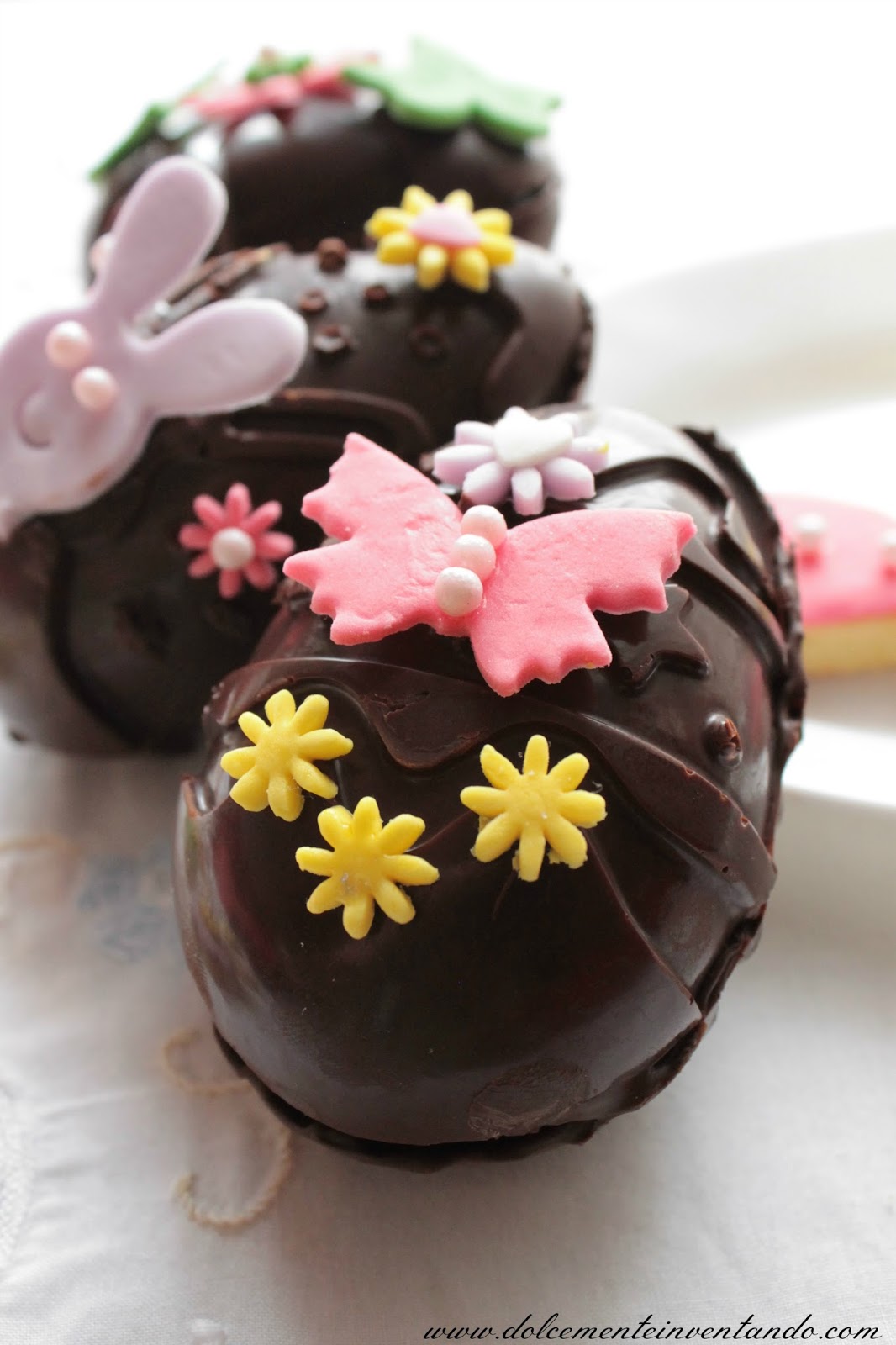 ovetti di pasqua decorati di cioccolato fondente e...auguri!