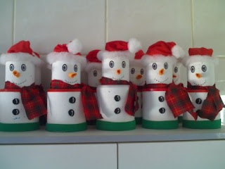 Boneco de neve feito de copo de isopor ou de rolos Boneco de neve feito de copo de isopor ou de rolos