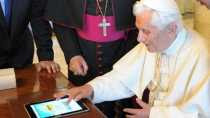 El árbol de navidad más grande del mundo fue encendido por el Papa desde un iPad