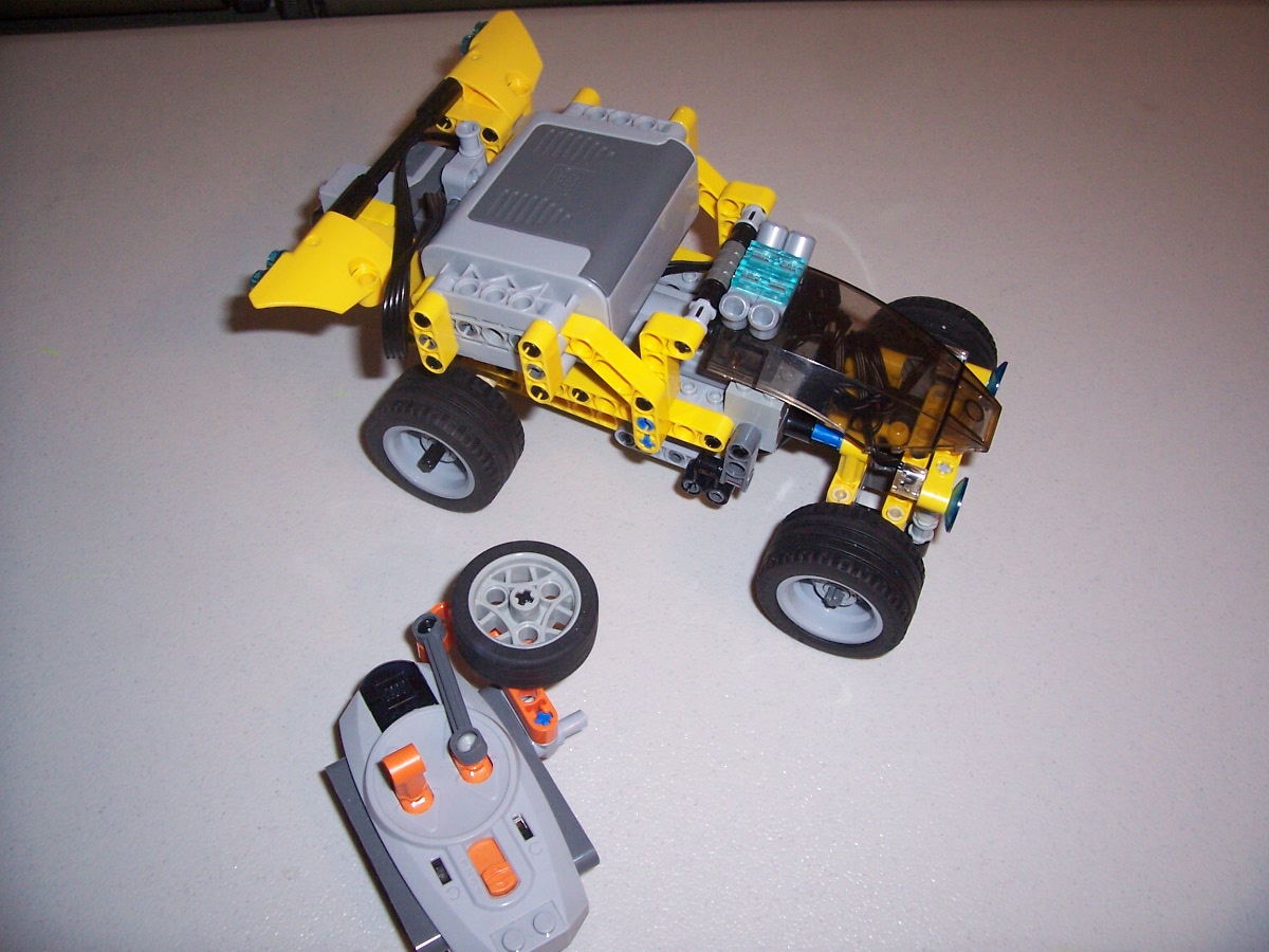 Moshi's Lego Creations Compact Lego RC Car