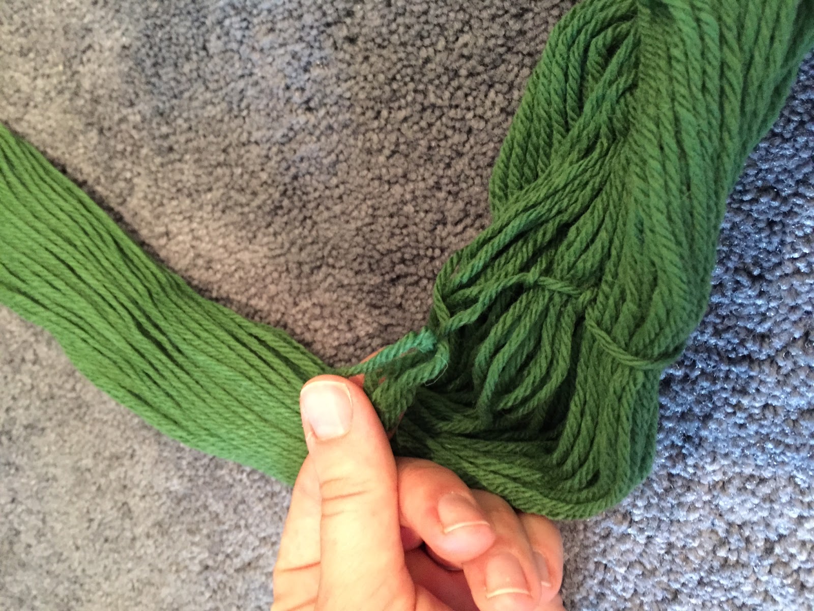 Tutorial How to wind a ball of yarn from a skein