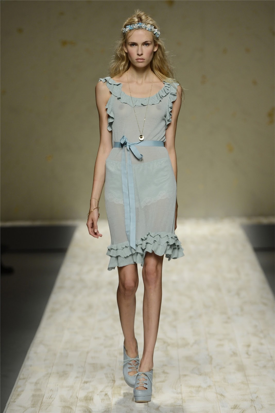 http://4.bp.blogspot.com/-OuVPRgaFdoA/UF75Ijh20GI/AAAAAAAANLk/0CGVOX3mZAI/s1600/Milano+Fashion+Week+-+Blugirl+(Spring-Summer+2013)+33.jpg