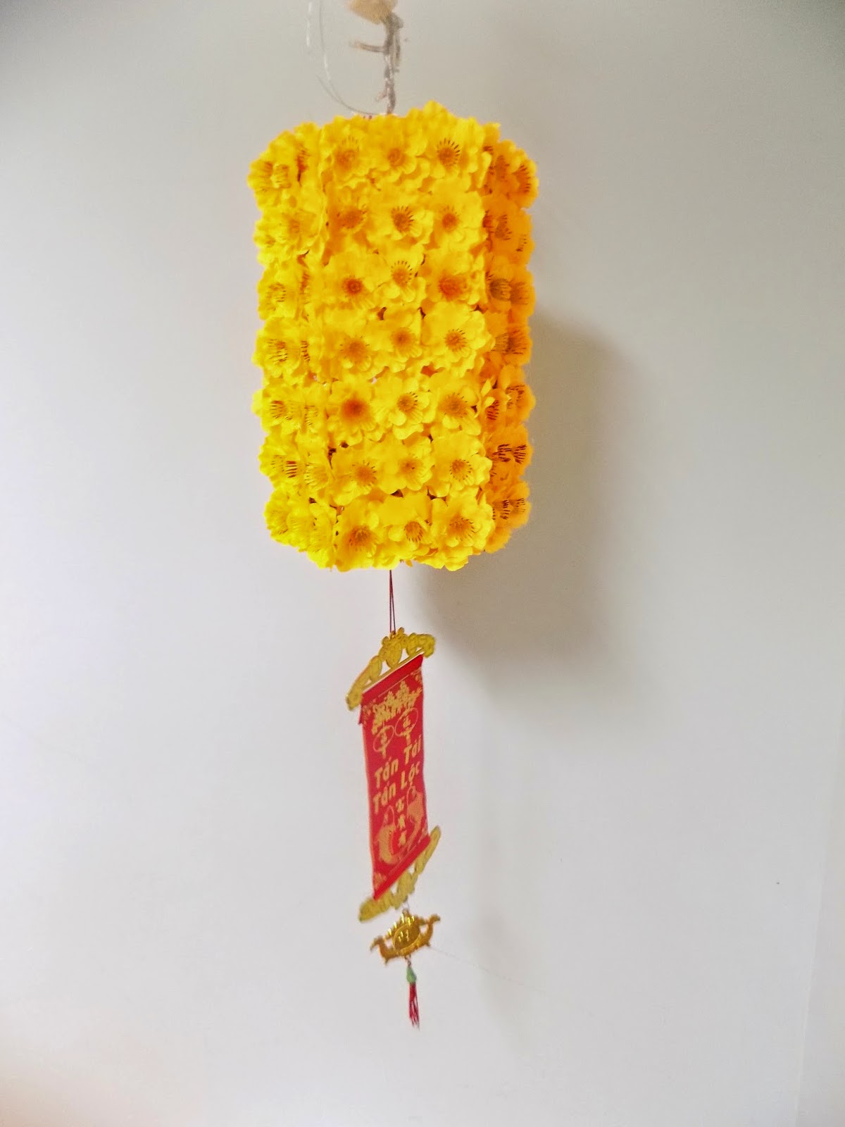 Lồng đèn hoa mai treo tường ngày Tết thật sang trọng và may mắn Tết đến Xuân về - 6