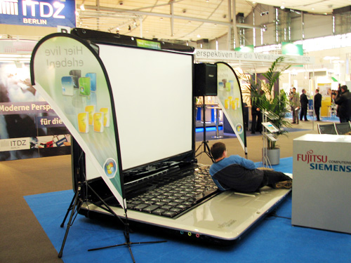 http://4.bp.blogspot.com/-Ox8PNaBgDc4/UMmaqtLXB5I/AAAAAAAAAkQ/g6WIXsuRj4w/s1600/worlds-biggest-laptop-02.jpg