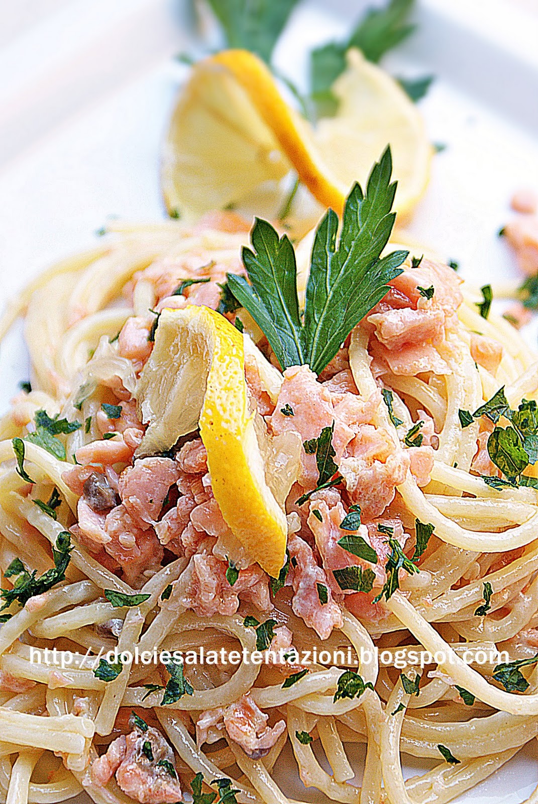 Spaghetti con salmone flambè alla vodka da dolci e salate tentazioni su