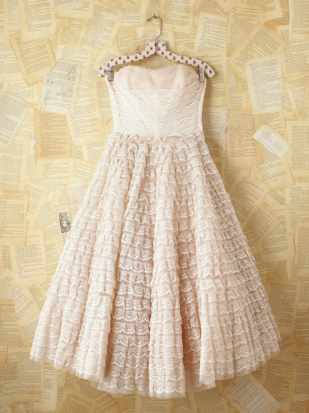 Wardrobot™ Vintage Tiered Lace Dress