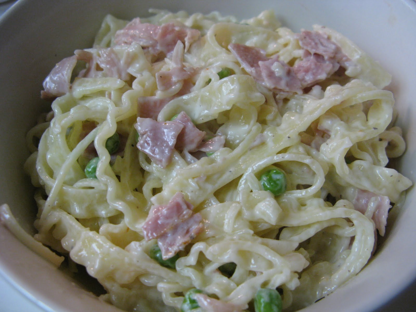 My life as a wife and new mom! Pasta with a cream sauce, ham and peas )
