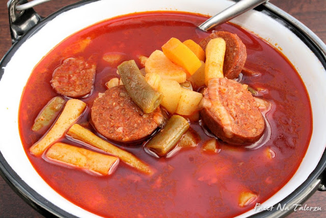 Węgierska zupa z fasolką szparagową i kiełbasą
