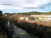 La Colònia de Sant Esteve amb el Castell de Balsareny al fons La Colònia de Sant Esteve amb el Castell de Balsareny al fons