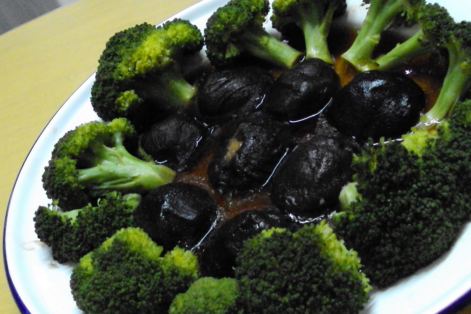 YUMMY BAKES Steamed Shiitake Mushrooms with Broccoli