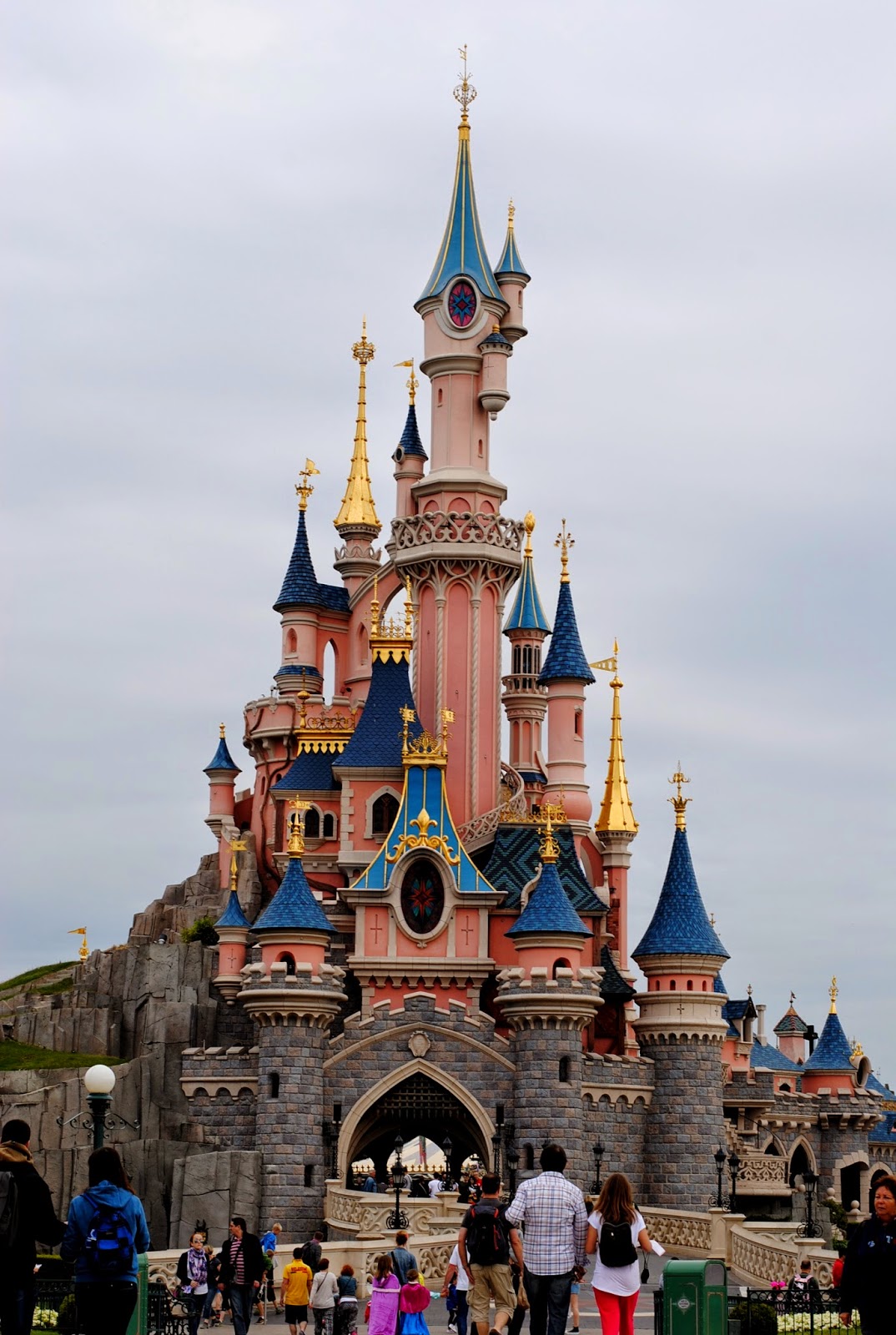 I AM A FASHIONEER DISNEY DAY 1 OUTFIT.