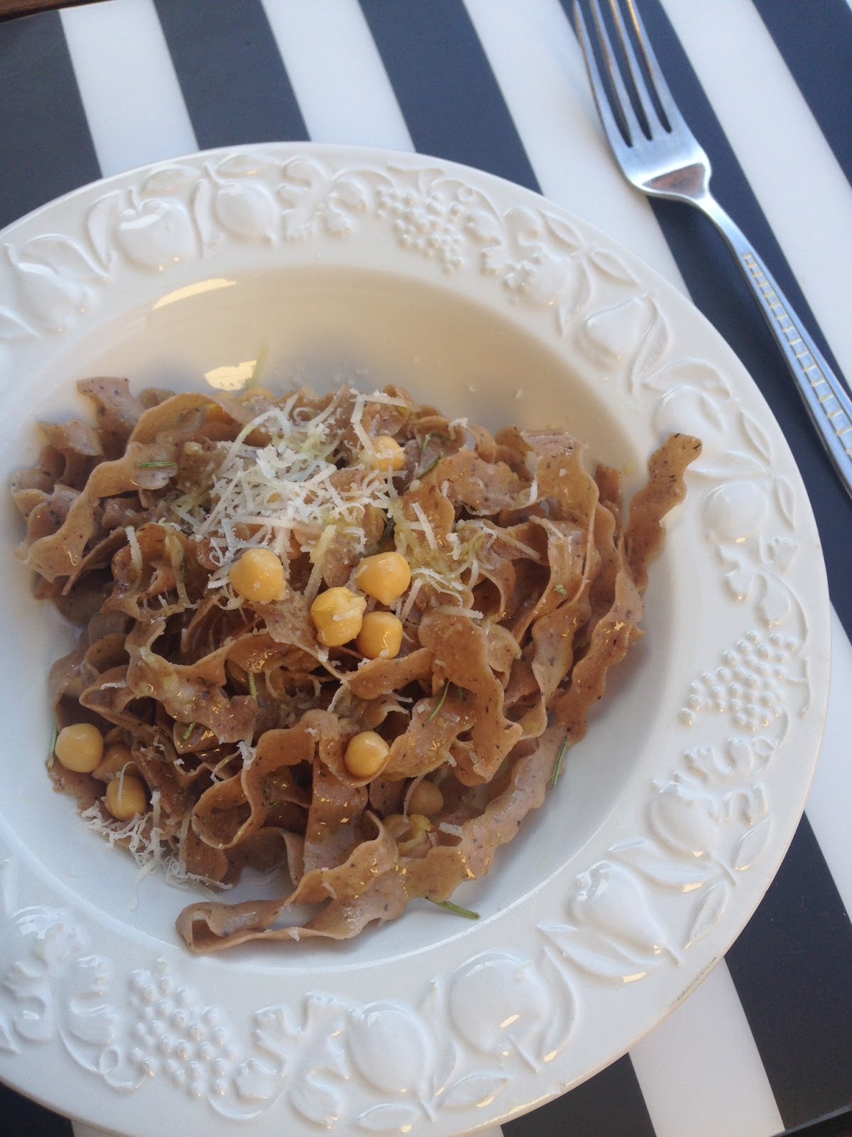 Pasta fresca al grano saraceno e farina di castagne, con ceci e