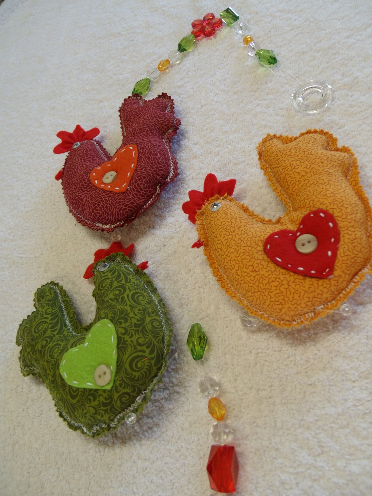de galinhas para deixar sua cozinha mais coloridaFeitos de tecido de galinhas para deixar sua cozinha mais coloridaFeitos de tecido