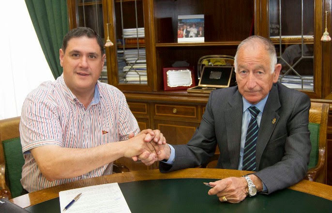 Apretón de manos entre Francisco Alonso (izquierda) y Gabriel Amat tras la firma del convenio