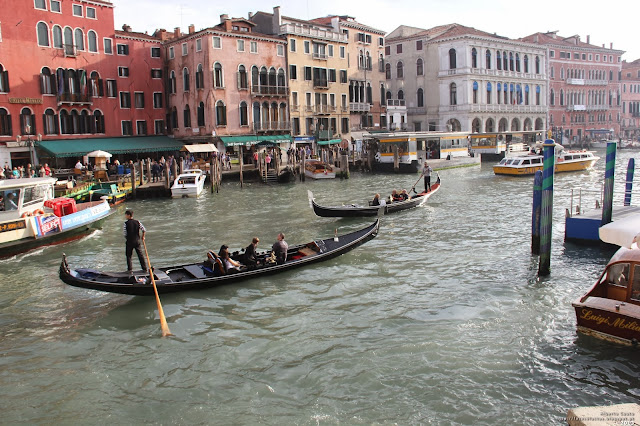 Gôndolas no Grand Canal de Veneza-http://fotosefactos.blogspot.com