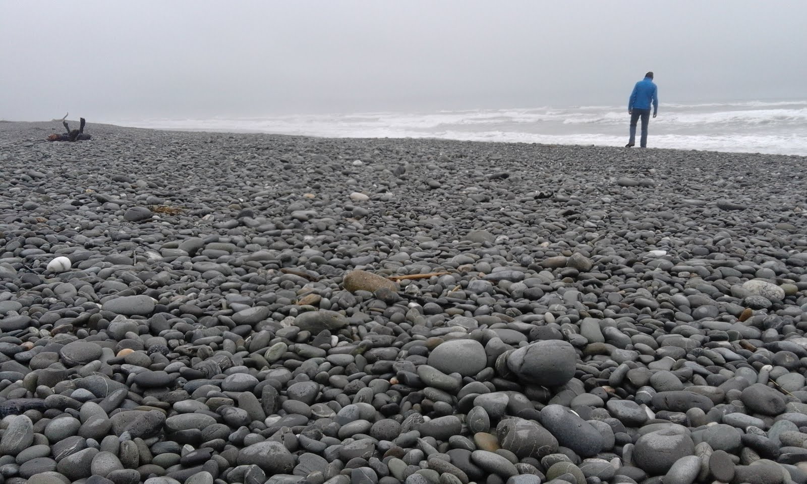 Aan het strand zo stil en verlaten