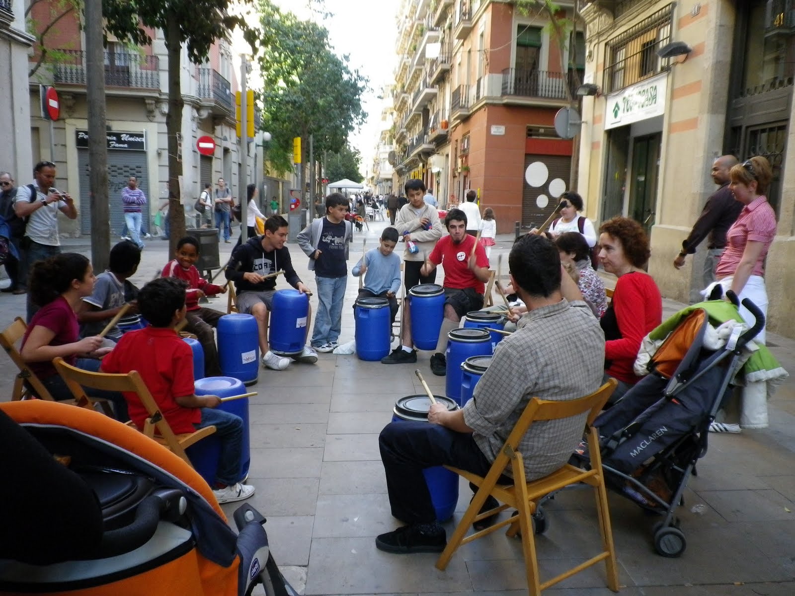 rotllana al taller de percussió amb timbals i tamtams