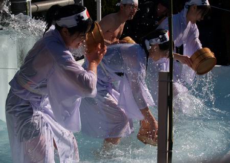 Tradisi Sambut Tahun Baru & Bersihkan Dosa : Mandi Dengan Es Di Jepang [ www.BlogApaAja.com ]