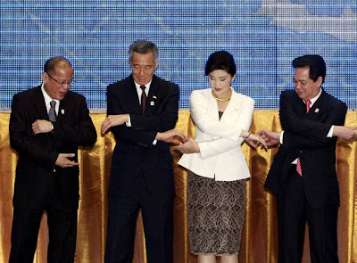 Thủ tướng Nguyễn Tấn Dũng bắt tay với Nữ Thủ tướng Thái Lan xinh đẹp Yingluck Shinawatra Thủ tướng Nguyễn Tấn Dũng bắt tay với Nữ Thủ tướng Thái Lan xinh đẹp Yingluck Shinawatra