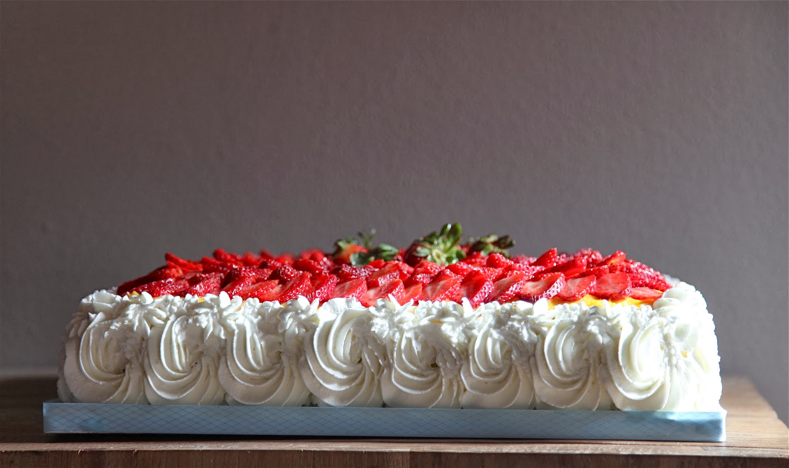 pan di spagna con fragole e crema pasticciera