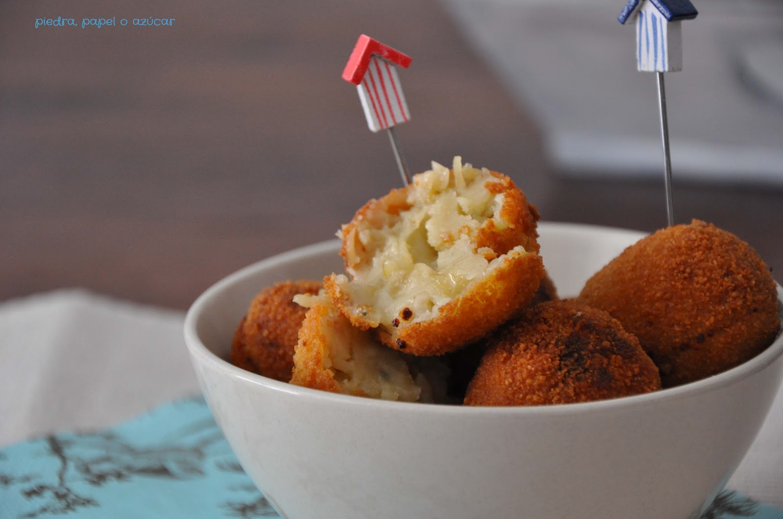 Croquetas de queso azul y cebolla caramelizada Piedra, papel o azúcar