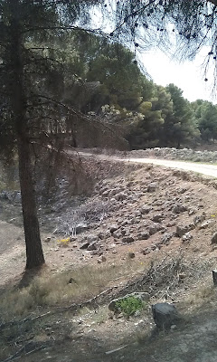 Salto de agua. Azud. Calatayud. Azud sagrado. Sierra de Armantes Azud sagrado en la sierra de Armantes en el término municipal de Calatayud