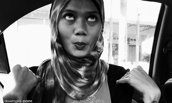 muka ada iras iras Farahin Mohd Jais tangan di dada mata ke atas Farahin Mohd Jais