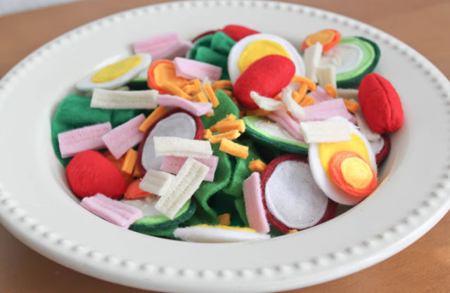 plato de ensalada hecha hecha con fieltro