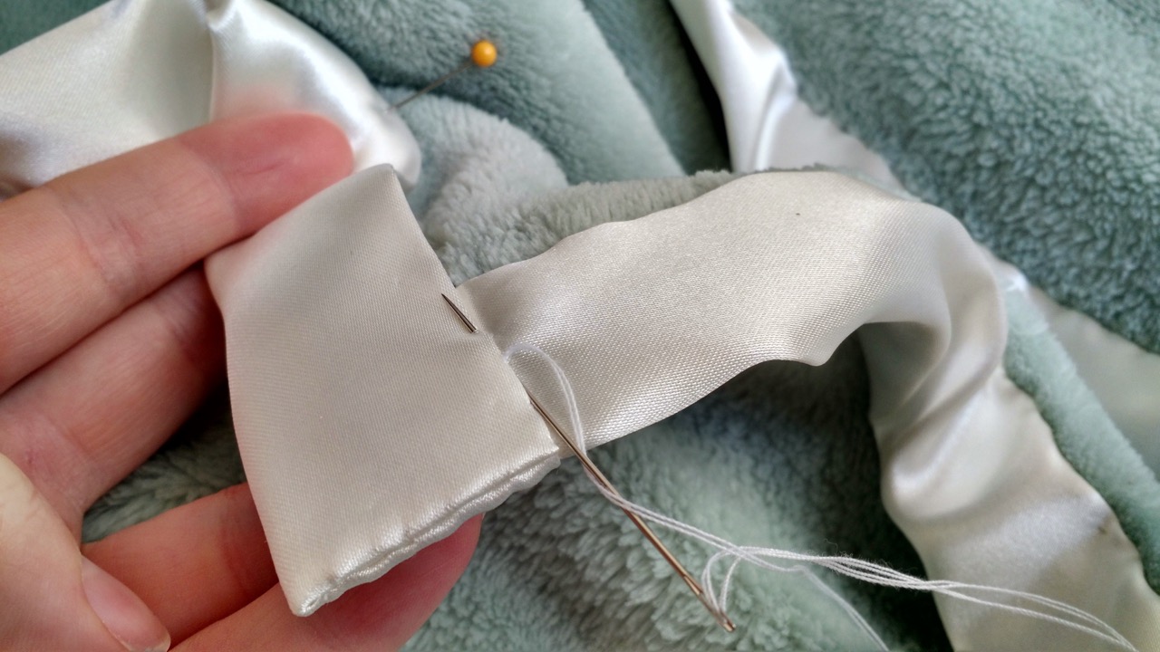 Stitching With 2 Strings: Tutorial: Satin Binding on a Baby Blanket