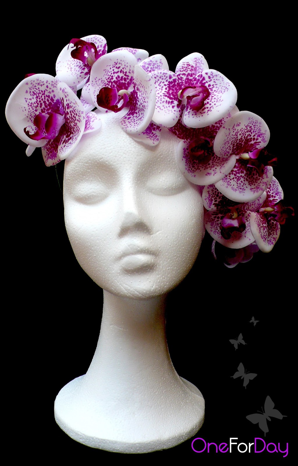 En este día tan primaveral me apetece enseñaros una corona de orquídeas.Este tocado es ideal para esta época del año con ese toque de buganvilla que tanto