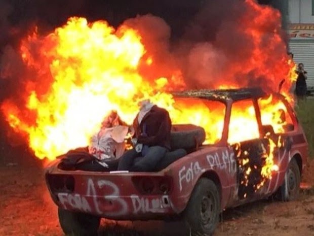 Em protesto, caminhoneiros queimam carro e bonecos de políticos