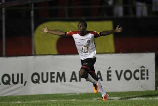 zagueiro Reniê, ecvitória