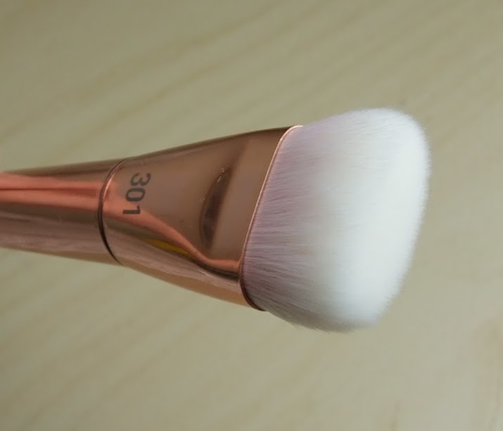real techniques contour brush bold metals collection