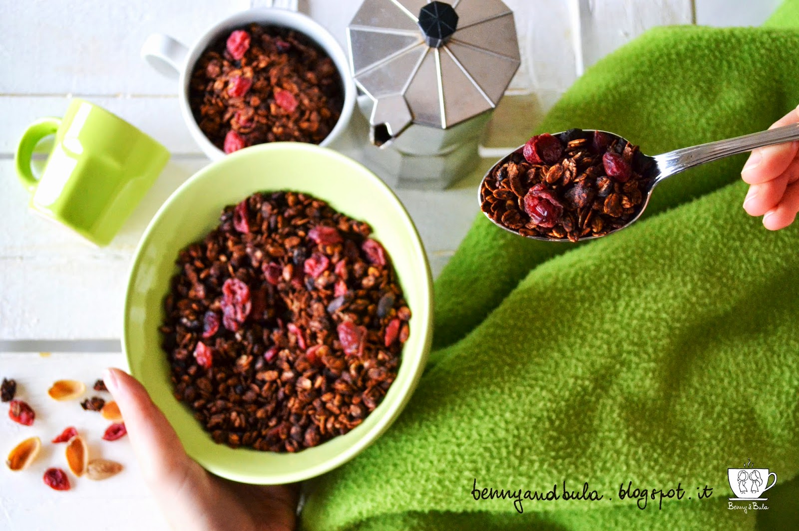 ricetta granola con cacao pistacchi e mirtilli/ homemade granola with cocoa pistachio and berries recipe
