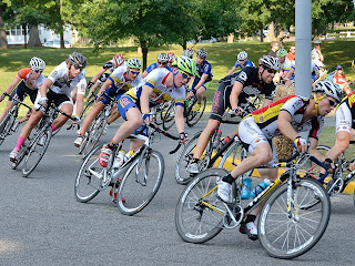 picture of kids near the bicycle racers at the Evansville bicycle race
