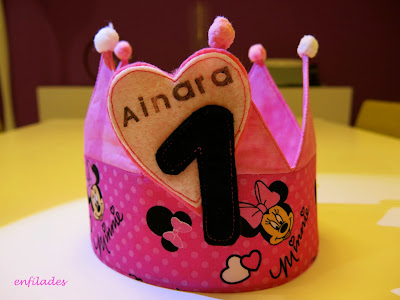 Corona d'aniversari Minnie personalitzada i feta a mà - Enfilades.cat Corona d'aniversari Minnie personalitzada i feta a mà - Enfilades.cat